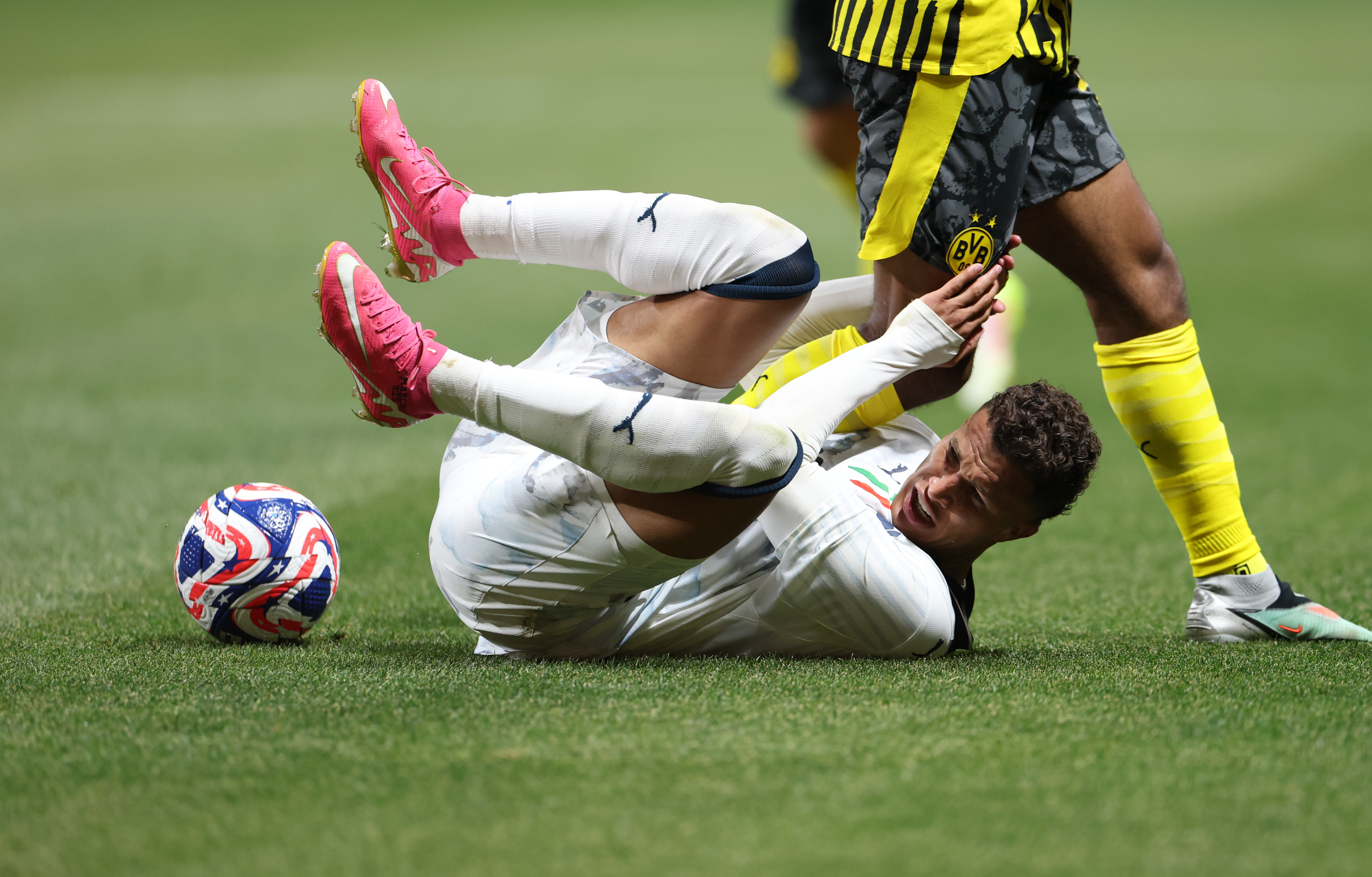 乐动体育-包含意大利杯赛程吃紧，多特蒙德加时末段止住颓势，更衣室稳定，控场能力受关注的词条